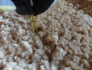 Zateplení stropu rodinného domu pomocí foukané izolace